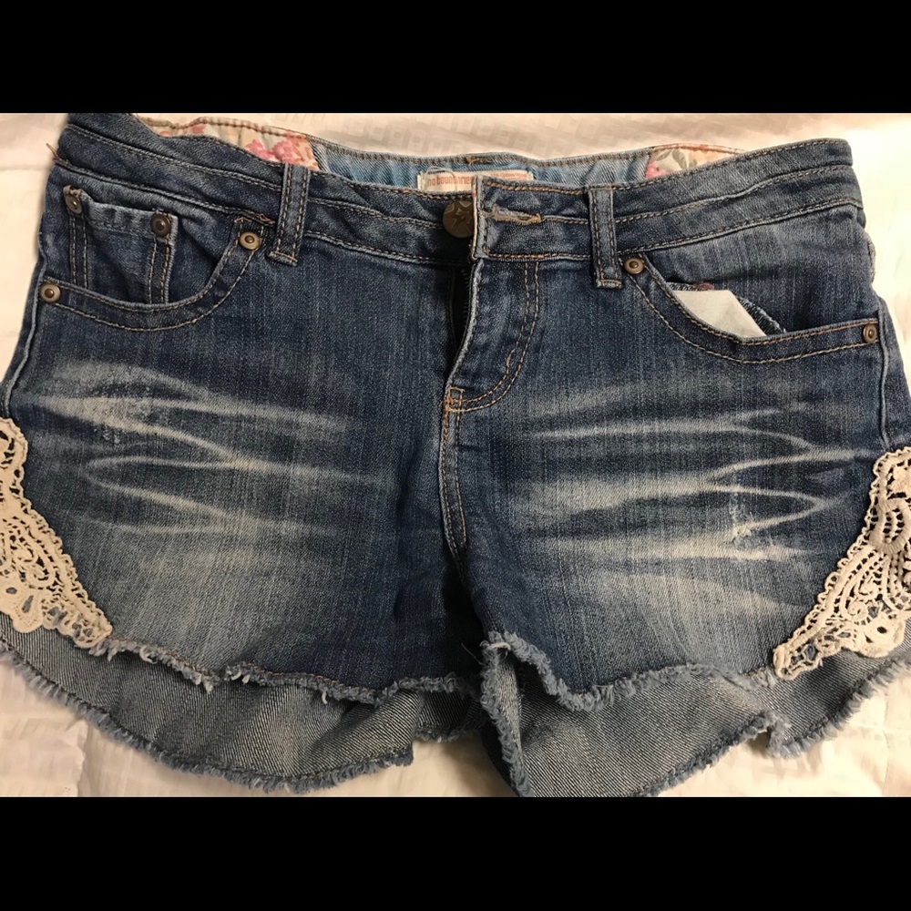 Jean shorts w/ lace embroidery.